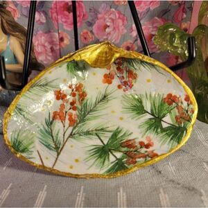 DECOUPAGE CLAM SHELL DECOUPAGE CHRISTMAS BERRIES ON A CLAM SHELL TRINKET DISH